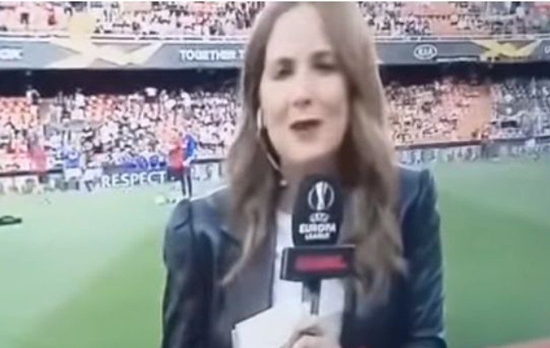 VIDEO | O prezentatoare TV a fost lovită cu mingea de un fotbalist de la Arsenal, înainte de meciul cu Valencia