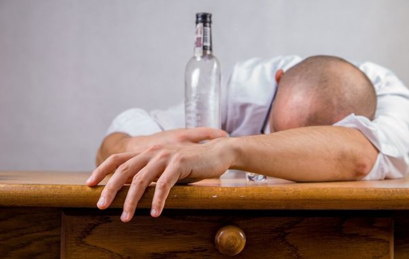 Cum scapi de mahmureală. Soluția simplă, naturală și ieftină