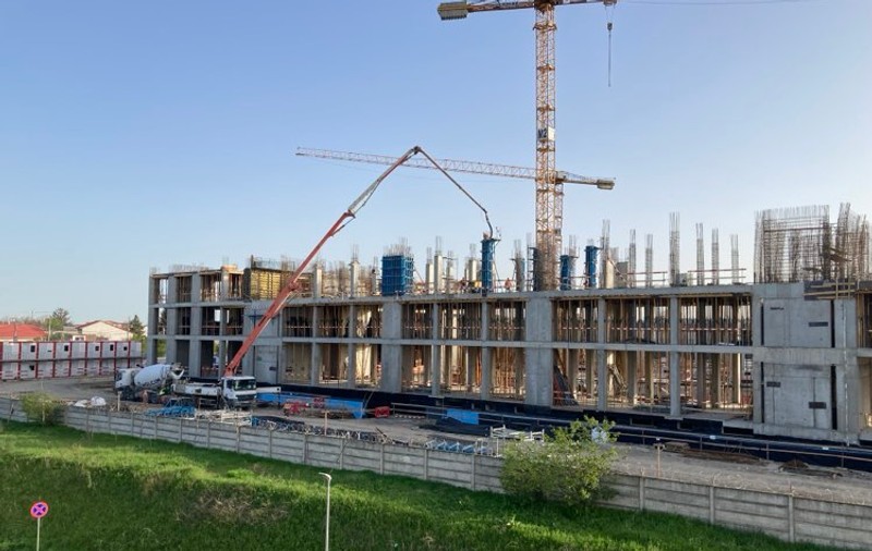 Misterioasa clădire construită de SRI, pe malul Lacului Străulești din Capitală, cu muncitori asiatici. „E o construcție specială. Uitați-vă ce gard mare e aici!”