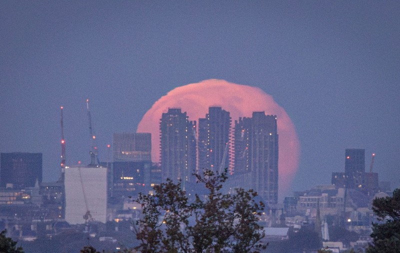 Imagini unice cu Luna Vânătorului, cea mai mare și mai strălucitoare superlună din 2024