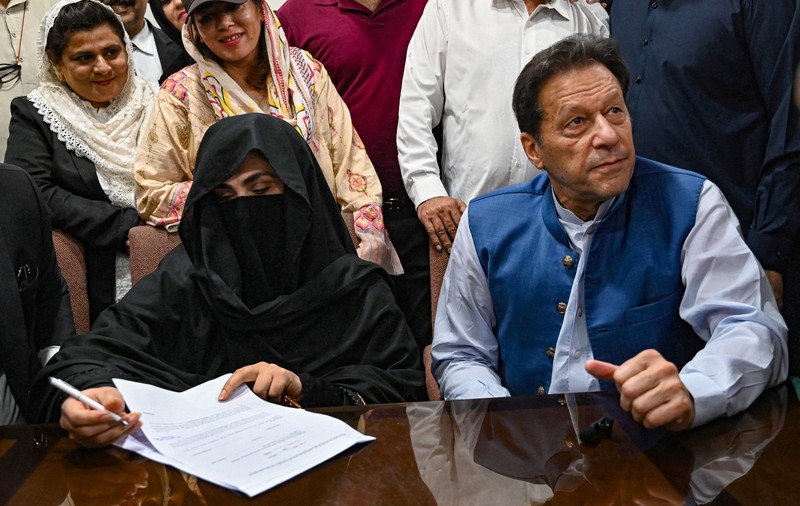 Curg condamnările împotriva lui Imran Khan: fostul premier pakistanez și cea de-a treia lui soție au primit 7 ani de închisoare, pentru căsătorie ilegală