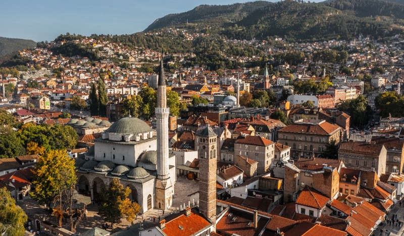 Pe lângă prețurile accesibile, orașul se remarcă prin peisajele montane spectaculoase, o istorie bogată și diversitatea culturală, fiind supranumit „Ierusalimul Europei”. Foto: Shutterstock