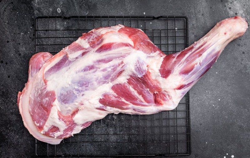 Cât costă 1 kg de carne de miel în Lidl, Kaufland, Auchan și Selgros înainte de Paște în 2026