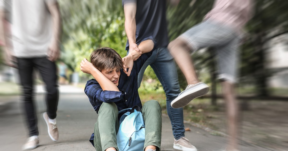 Adolescenți agresivi cu un coleg. Îl lovesc cu picioarele