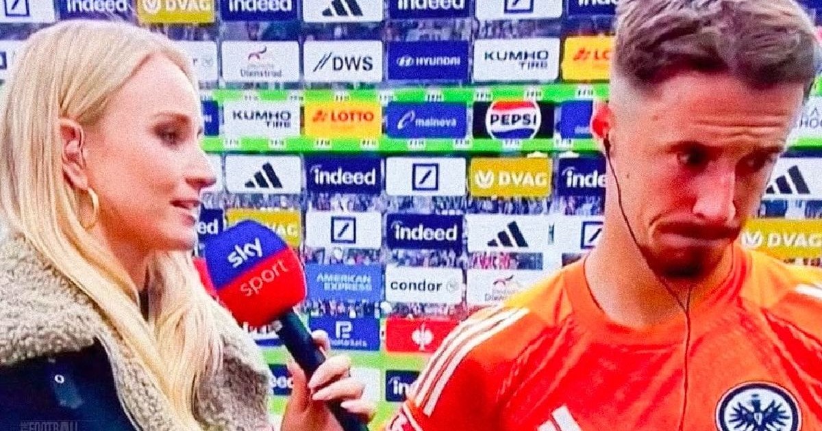 O reporteriță de la Sky Sports îi i-a interviu unui fotbalist îmbrăcat în portocaliu