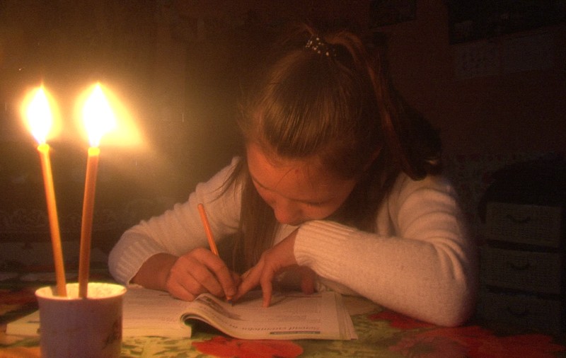 Lecție de ambiție! Este cea mai bună din școală, deși își face temele la lumina lumânării