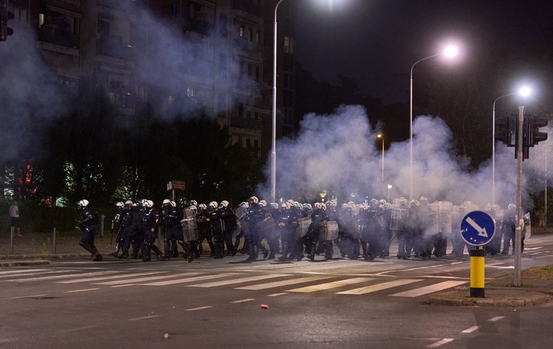 A cincea noapte consecutivă de proteste violente în Serbia: birourile partidului de guvernământ au fost incendiate