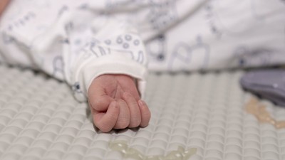 Părinții unui copil născut la Maternitatea Polizu acuză medicii că au „lăsat bebelușul să putrezească”. Reacția spitalului