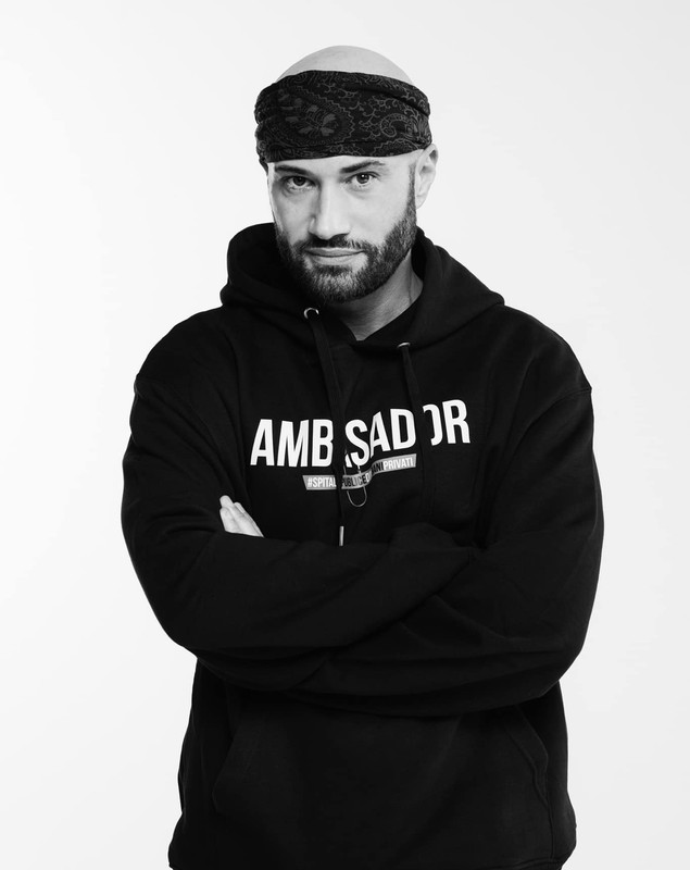 „Mihai Bendeac a suferit în cursul nopții trecute un tragic accident”. Mesajul actorului i-a speriat și amuzat pe fani, dar mama lui a făcut lămuriri
