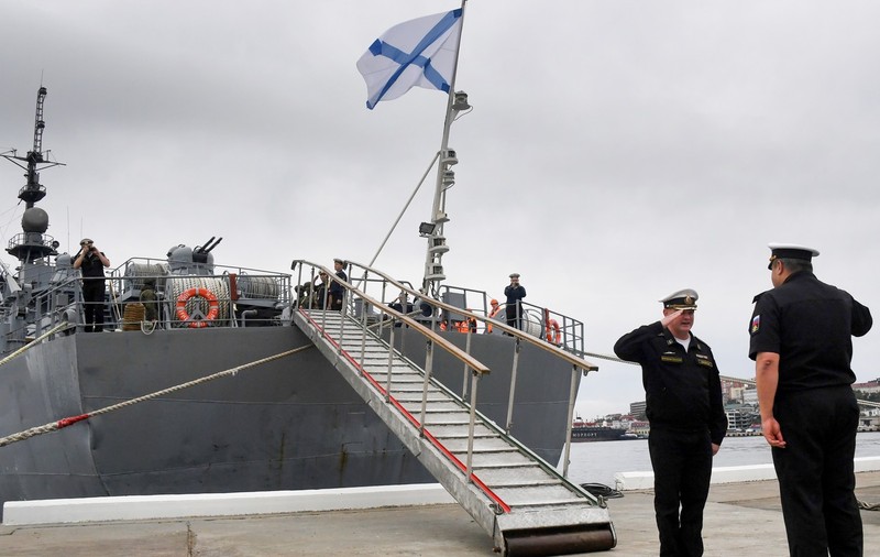 Un colonel rus a fost găsit împușcat în biroul său, cu 5 gloanțe în piept. Autoritățile spun că s-a sinucis