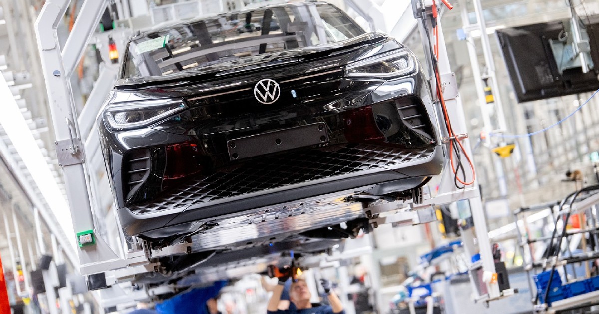 Angajații lucrează la o linie de asamblare a vehiculelor ID.4 în fabrica Volkswagen.