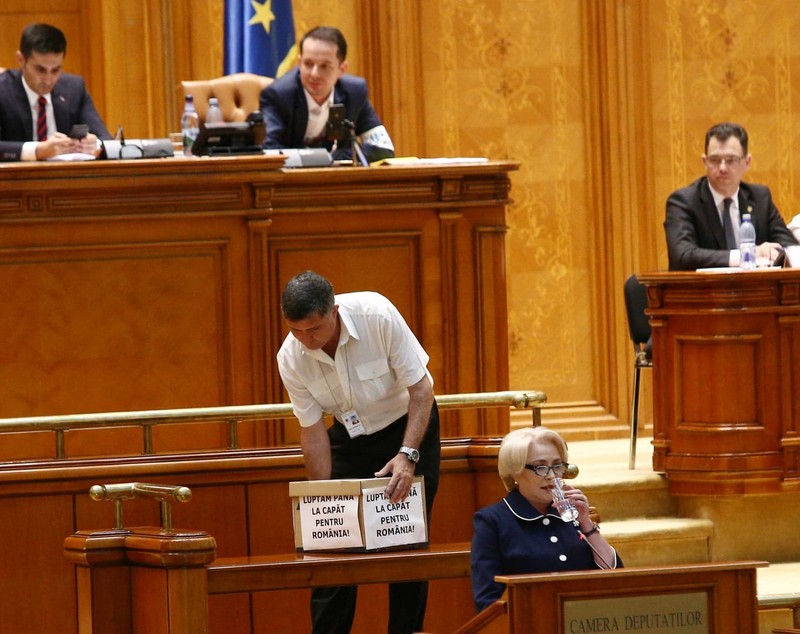 LIVE TEXT / Moțiunea de cenzură a picat. 166 de parlamentari au votat în favoarea ei
