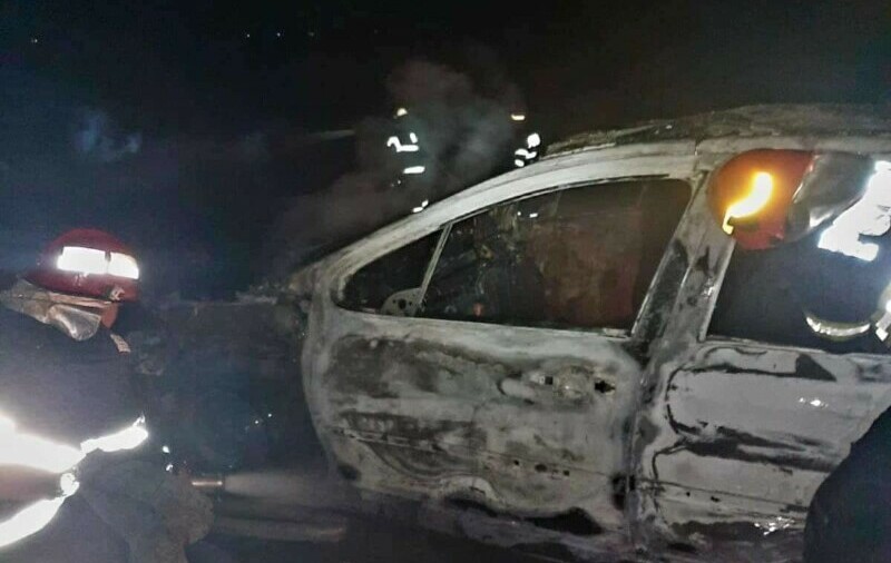 O mașină a luat foc pe A1. Șoferița și cei doi pasageri au ieșit la timp din vehicul