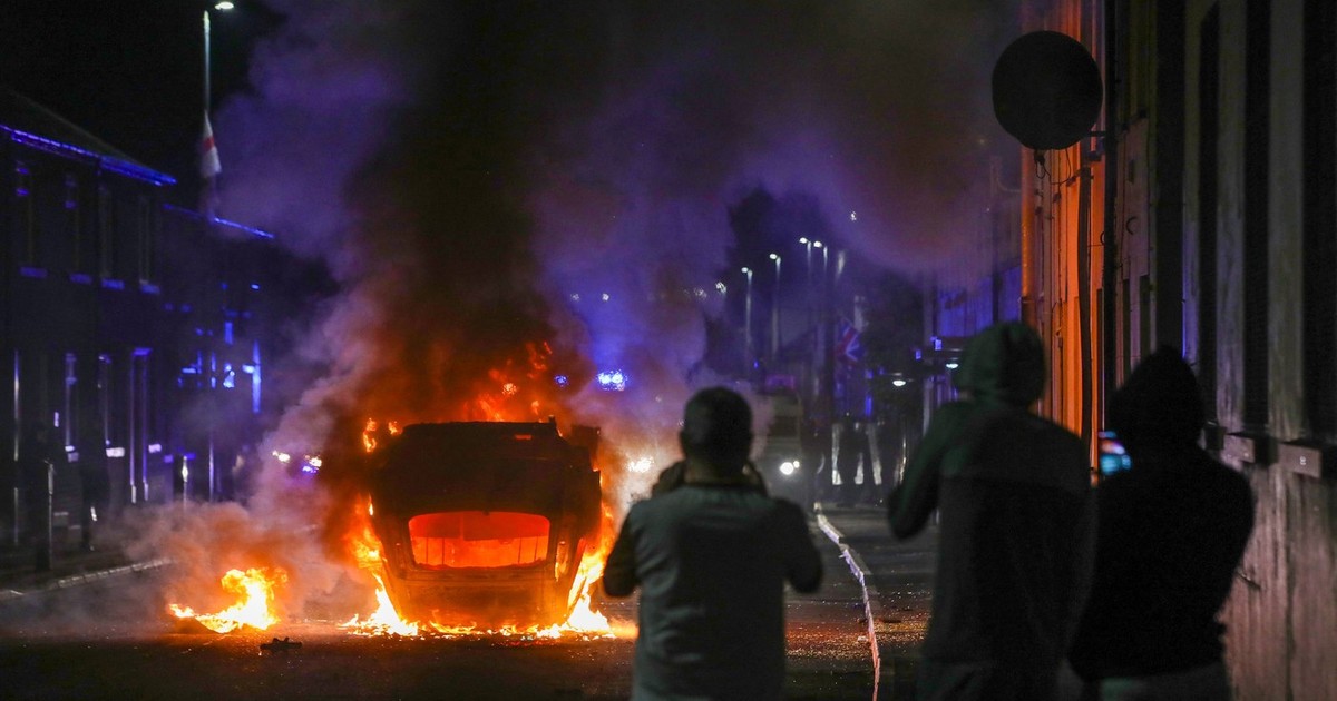 Vehicul incendiat în timpul violențelor din Ballymena, în Irlanda de Nord Foto: Profimedia