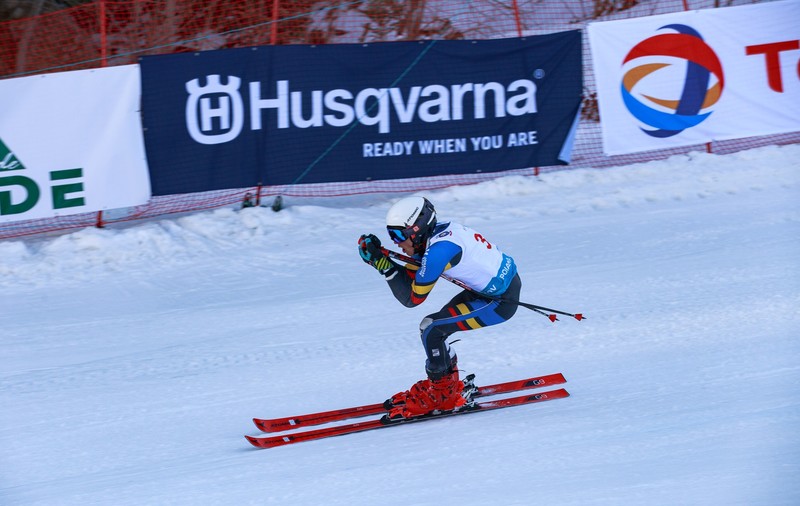 Românca Iulia Benga a câștigat cea mai importantă competiție internațională de schi din Poiana Brașov. E nevasta fotbalistului Alex Benga, de la Chindia