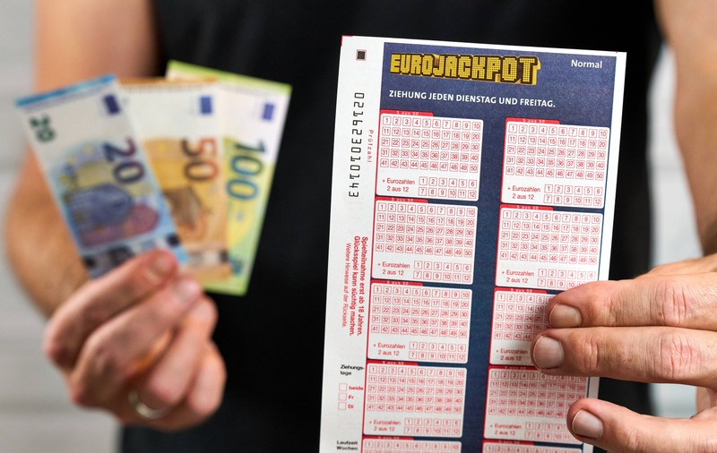 Un bărbat a câștigat la loto 130.000 de euro cu numerele „lăsate moștenire” de o rudă care a murit
