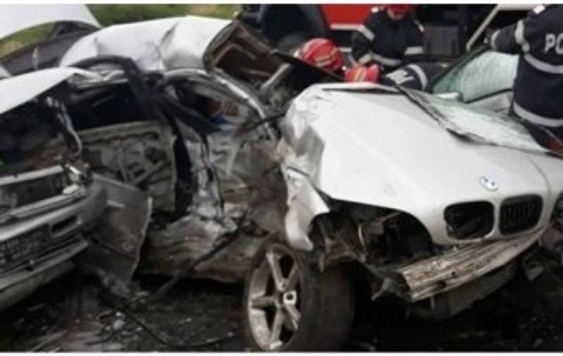 Accident groaznic la Ineu, în județul Arad. Un mort și cinci răniți după ce două mașini s-au ciocnit frontal