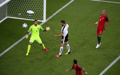 epa05376059 Martin Harnik of Austria (C) misses a goal opportunity during the UEFA EURO 2016 group F preliminary round match between Portugal and Austria at Parc des Princes in Paris, France, 18 June 2016. (RESTRICTIONS APPLY: For editorial news reporting purposes only. Not used for commercial or marketing purposes without prior written approval of UEFA. Images must appear as still images and must not emulate match action video footage. Photographs published in online publications (whether via the Internet or otherwise) shall have an interval of at least 20 seconds between the posting.) EPA/SRDJAN SUKI EDITORIAL USE ONLY