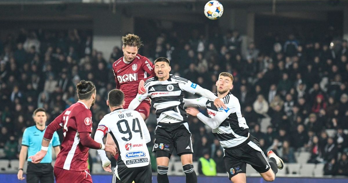 Duel Damjan Djokovic - Lucian Iulian Cristea în timpul meciului din playoff din Superliga dintre Universitatea Cluj și CFR Cluj de la Cluj Arena din Cluj-Napoca, pe 16 martie 2026