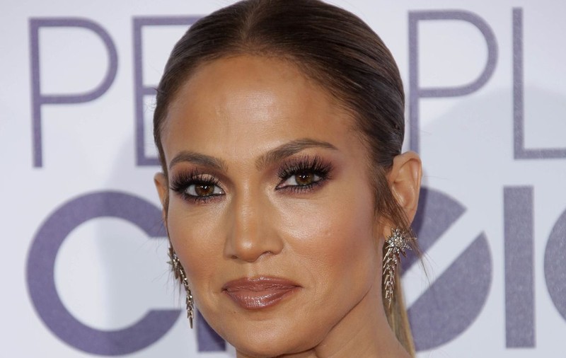 Jennifer Lopez s-a pozat complet nemachiată la primele ore ale dimineții. Incredibil cum arată la 48 de ani