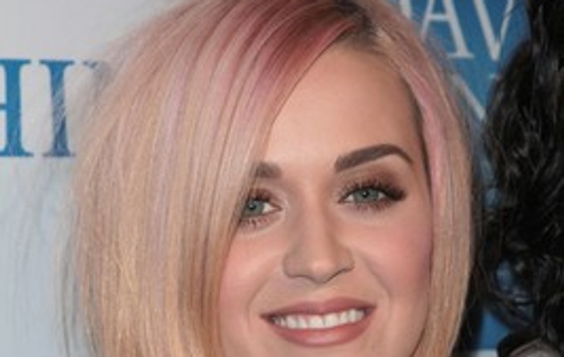 Katy Perry şi-a schimbat look-ul. Îţi place cum îi stă? FOTO