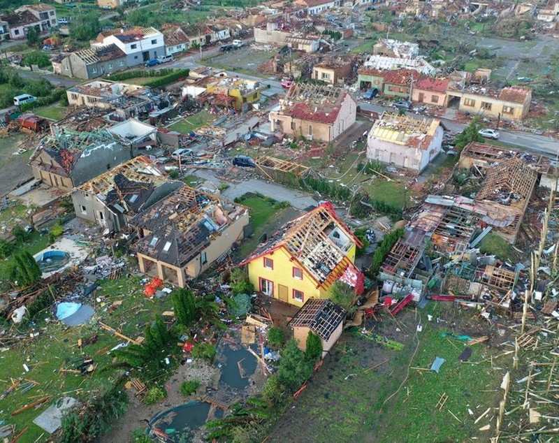 Cel puțin 4 morți în Cehia, după o tornadă care a devastat mai multe sate. Armata caută supraviețuitori
