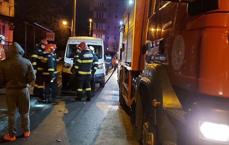 O femeie a murit şi alte 46 de persoane au fost evacuate, după un incendiu izbucnit într-un bloc din Baia Mare