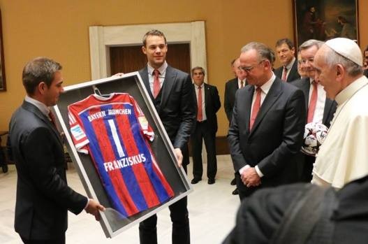 Philipp Lahm şi Manuel Neuer îi înmânează Papei tricoul cu numărul 1 FOTO:gazzetta.it
