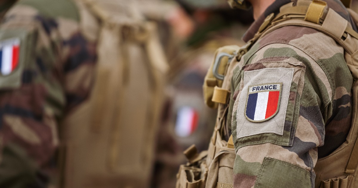Detaliu al uniformei armatei franceze purtate de soldații dintr-o bază militară. Steagul Franței pe uniformă.