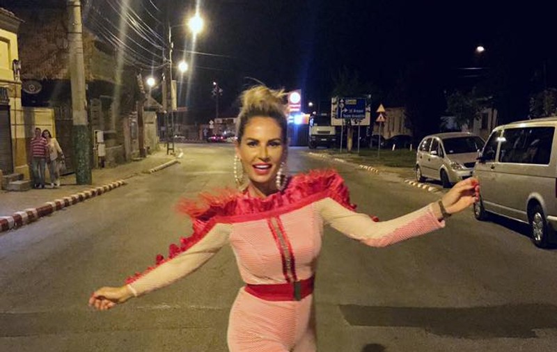 Andreea Bănică, distracție la grătar. N-a scăpat de pupături