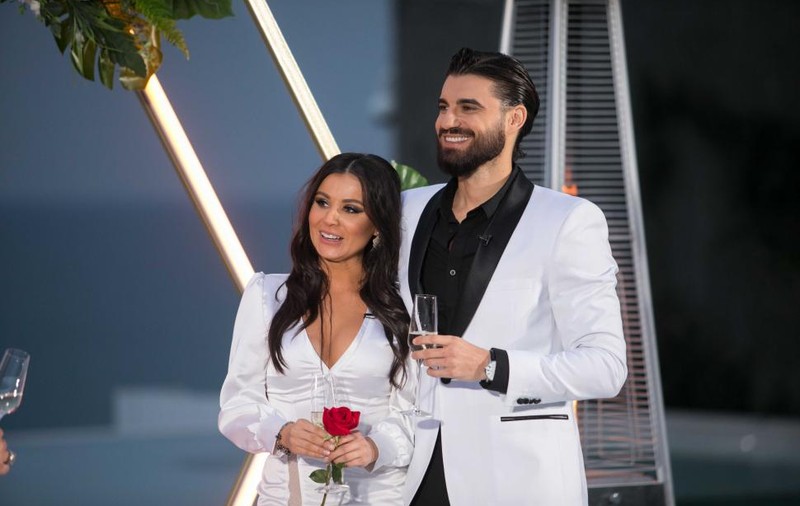 Ana Bene, în brațele altui bărbat, după ce s-a despărțit de Andi Constantin. Cu cine s-a afișat câștigătoarea „Burlacul”