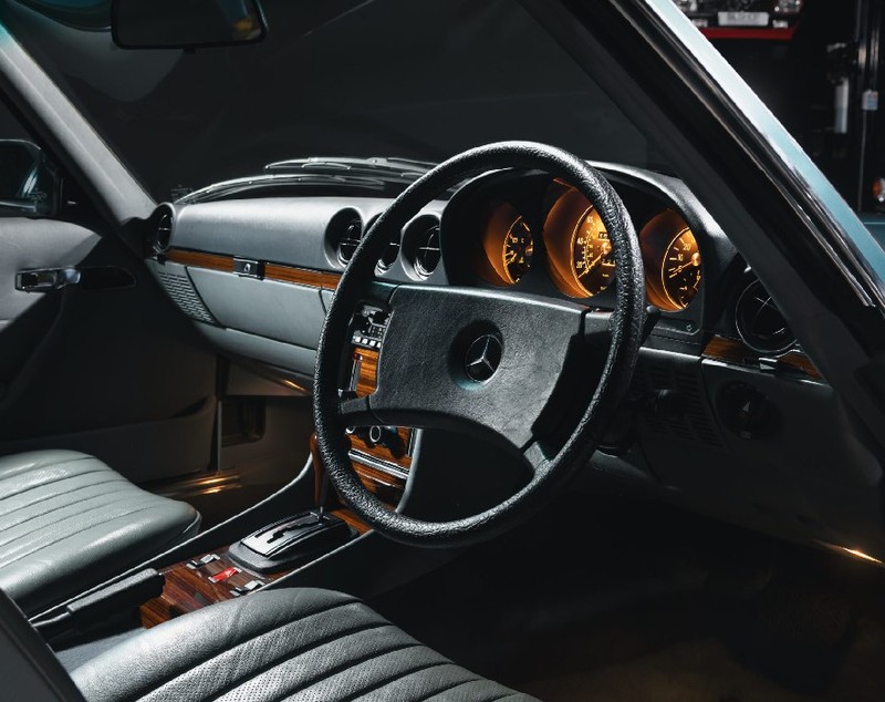 Un Mercedes 500 SL din 1982, care n-a circulat niciodată și n-a fost înmatriculat după ce a fost cumpărat, a fost descoperit ascuns și în stare impecabilă