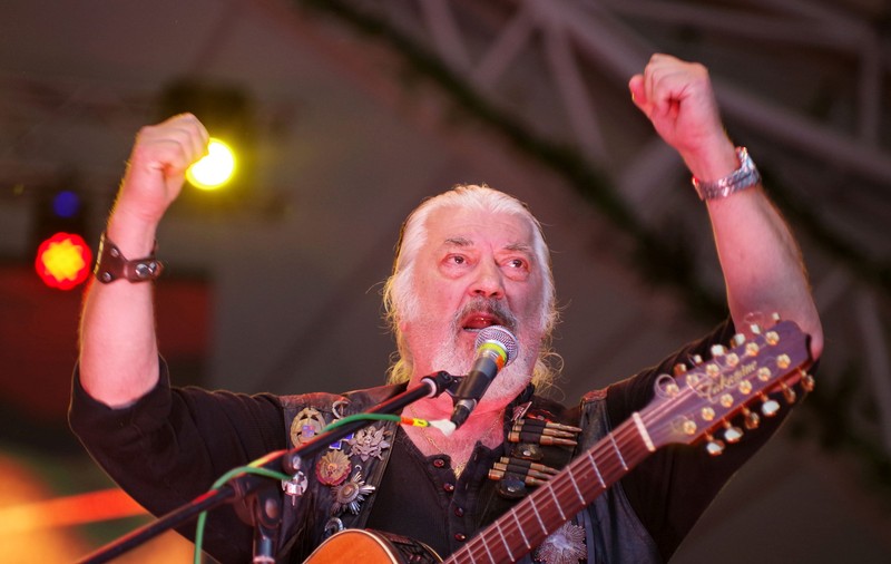 Phoenix cântă la nunta lui George Simion. Nicu Covaci susține că a semnat pentru un concert „în fața a 10.000 de oameni, la un festival”
