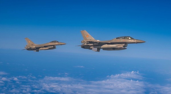 Două aeronave de luptă F-16 în zbor