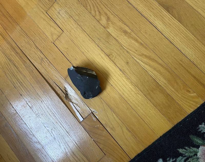 Un obiect care seamănă cu un meteorit s-a prăbușit prin tavanul unei case din New Jersey