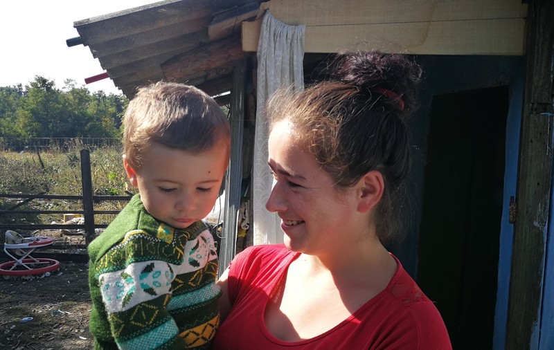 ROMÂNI AI NIMĂNUI. Copila-mamă și statul, tată vitreg. Ana-Maria își crește copilul cu 200 de lei, asistența socială a uitat de ei - VIDEO