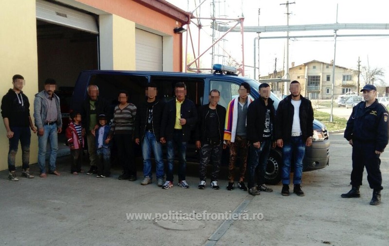 UPDATE |  Zeci de migranți au fost prinși la granița de Vest a României. Printre ei, și un bebeluș de zece zile