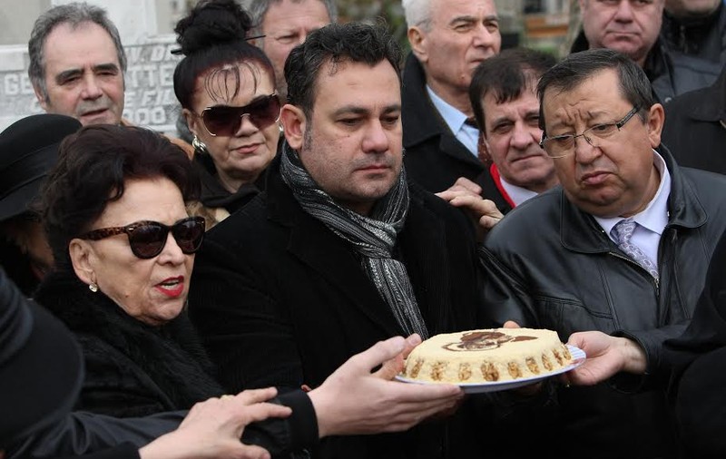 Haos la parastasul lui Ion Dolănescu. Curioşii au călcat în picioare mormântul Ancăi Parghel şi pe cel al lui Colea Răutu
