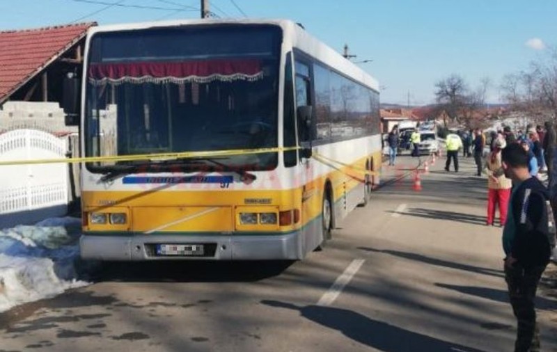 Elev de 7 ani din Mehedinţi, lovit mortal de un autobuz. Băiatul tocmai coborâse din microbuzul școlar