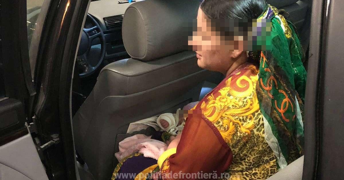 Și-a ascuns bebelușul sub fustă ca să-l scoată din țară. Mama copilașului s-a ales cu dosar penal