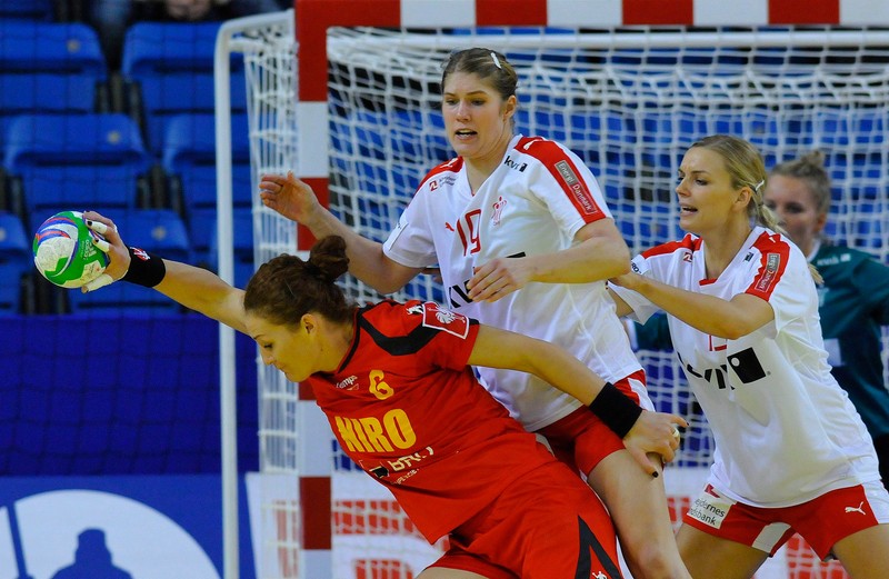 epa04522160 Crina-Elena Pintea (L) of Romania in action against Line Anna Ryborg Jorgensen (C) and Pernille Holst Holmsgaard (R) of Denmark during the women's European Championship Group B handball match between Romania and Denmark in Debrecen, Hungary, 09 December 2014. EPA/ZSOLT CZEGLEDI HUNGARY OUT