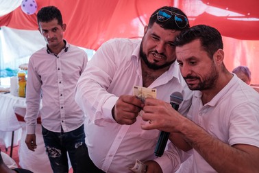 Geo îi plătește o dedicație lui Marian Universalu. Corcova, Mehedinți, august 2023