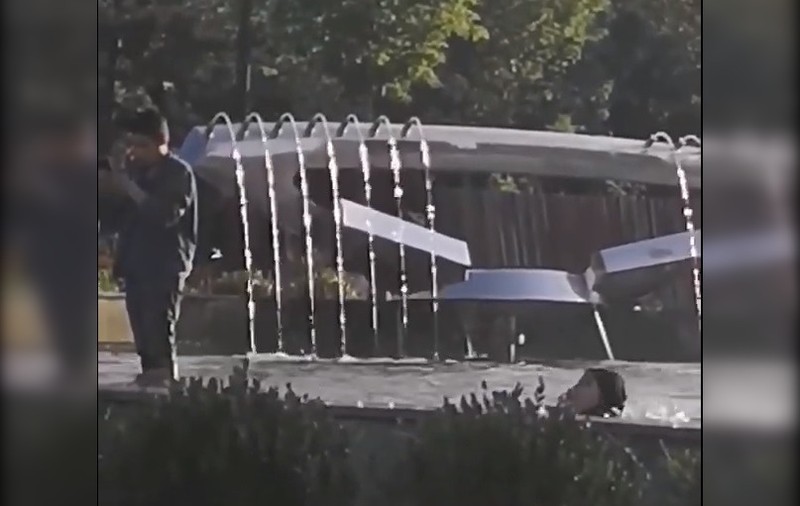 O tânără a înotat într-o fântână arteziană din Alba Iulia. Cum s-a răcorit prietenul ei / VIDEO