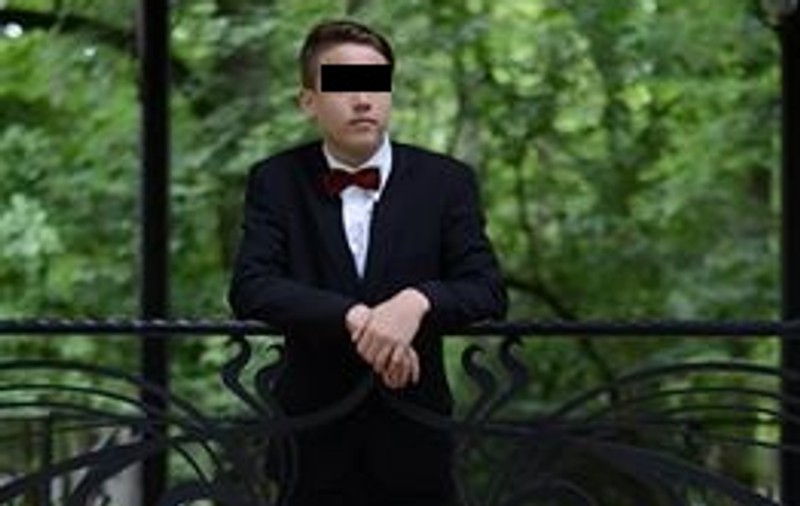 Un băiat a căzut de pe un bloc turn din Deva. Adolescentul s-ar fi sinucis din cauza unei decepții în dragoste