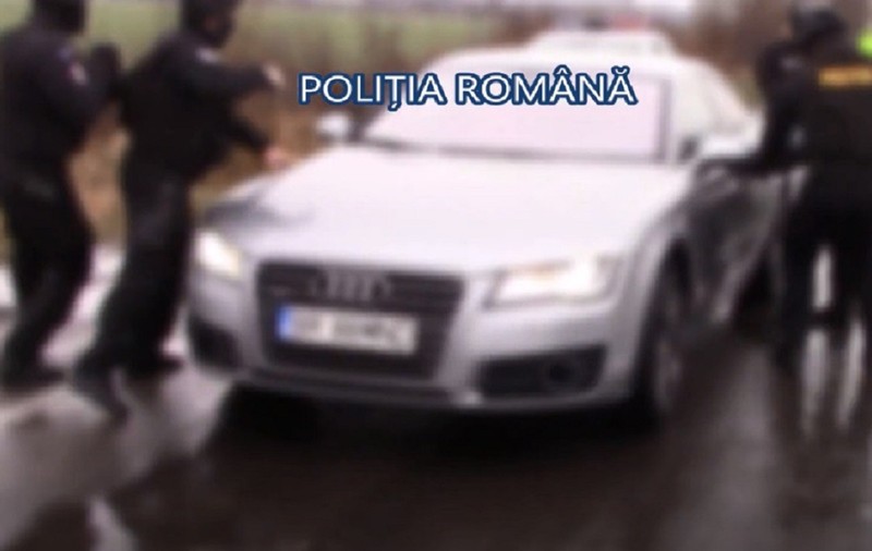 VIDEO | Proxenet înconjurat de mascați în trafic, în Prahova, și acuzat că și-a trimis patru iubite să facă bani pentru el, în Austria și Germania