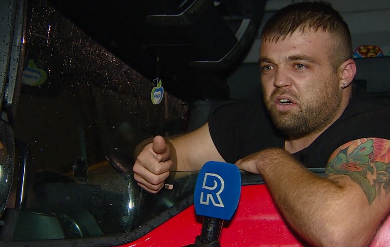 VIDEO / Șofer român de TIR, supărat că nu mai are unde să facă un duș, în Olanda: “Au închis tot. Stai în siguranță, stai murdar!”