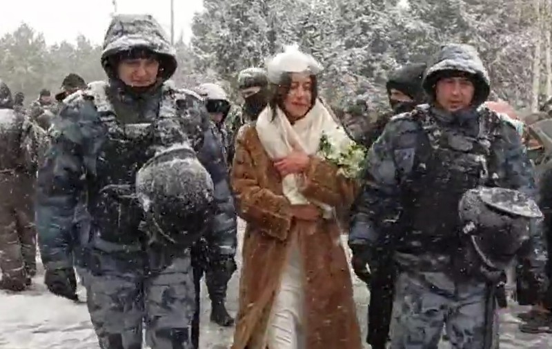 VIDEO | O tânără în rochie de mireasă care protesta împotriva războiului, săltată de polițiști la Moscova