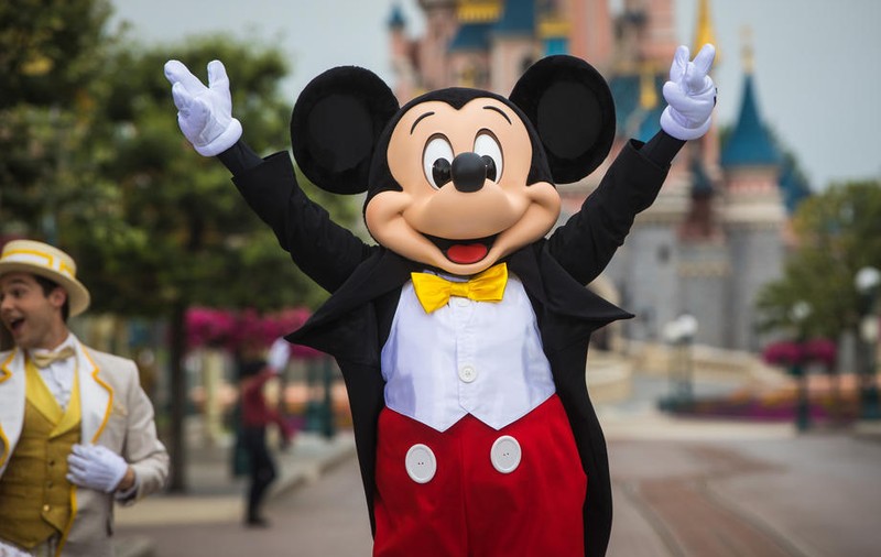 Doi români costumați în Mickey și Minnie Mouse jefuiau trecătorii care voiau să facă poze cu ei. Cum au fost prinși de polițiștii italieni