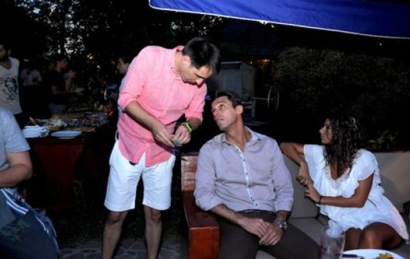 Dan Negru şi Mircea Badea au găsit un portofel burduşit cu euro! Ce credeţi că au făcut cu el?