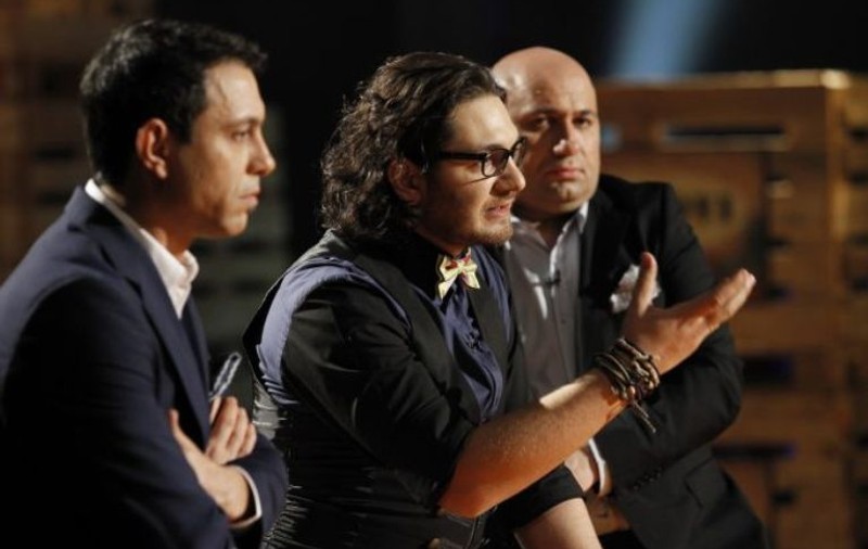 Cei trei juraţi de la MasterChef vor avea un AJUTOR DE NĂDEJDE! Vezi cum a evoluat cel mai simpatic concurent din prima ediţie!